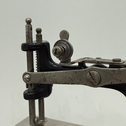 Singer Model 20 Child’s Sewing Machine – Chain Stitch Miniature c.1910