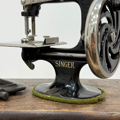 Singer Model 20 Child’s Sewing Machine – Chain Stitch Miniature c.1910