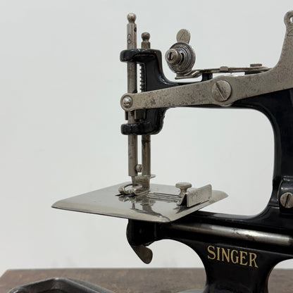 Singer Model 20 Child’s Sewing Machine – Chain Stitch Miniature c.1910
