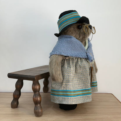 Vintage 1978 Gabrielle Designs Aunt Lucy Bear – Glasses, Two Coins &amp; Tag