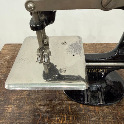 Singer Model 20 Childs Miniature Sewing Machine Clamp &amp; Box