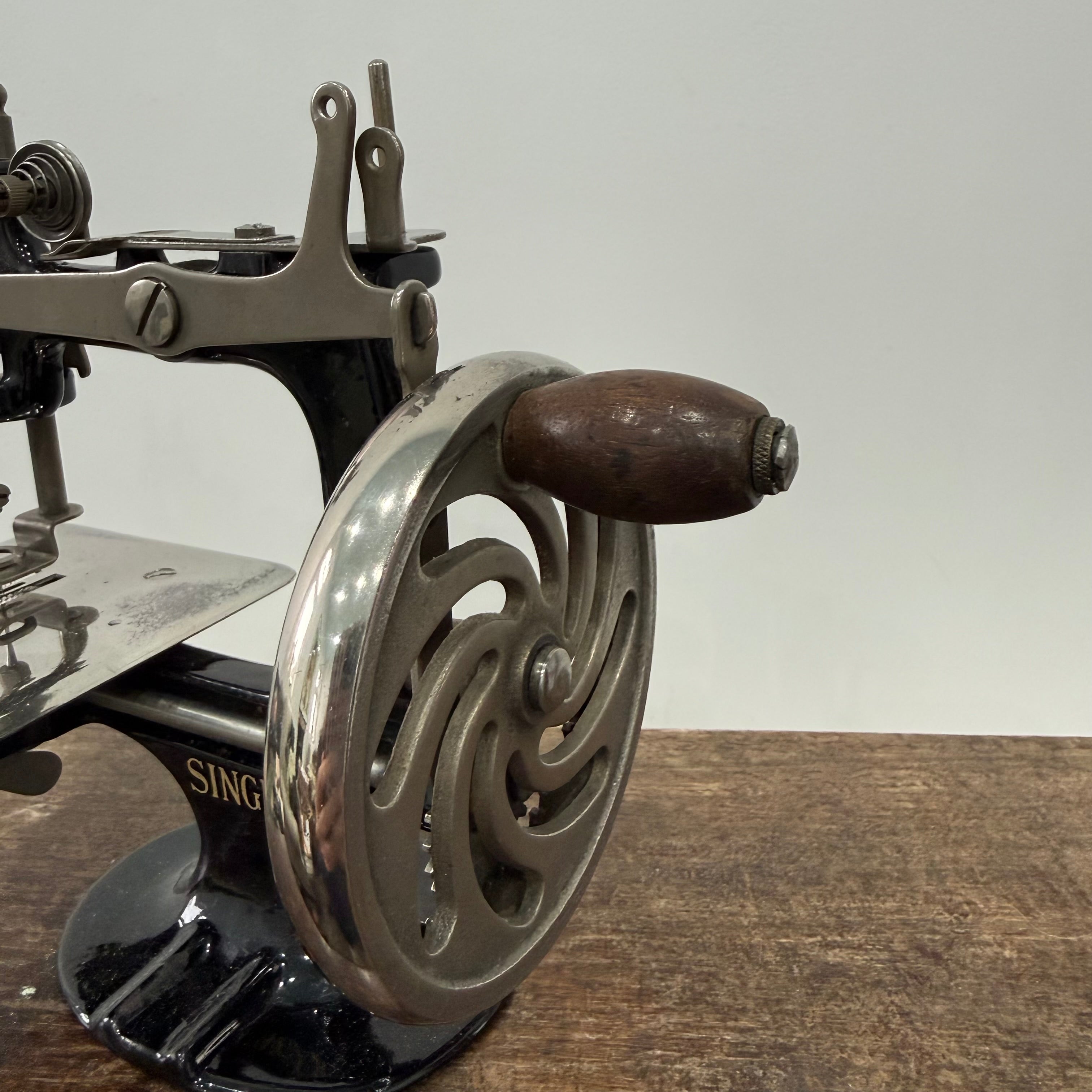 Singer Model 20 Childs Miniature Sewing Machine Clamp &amp; Box