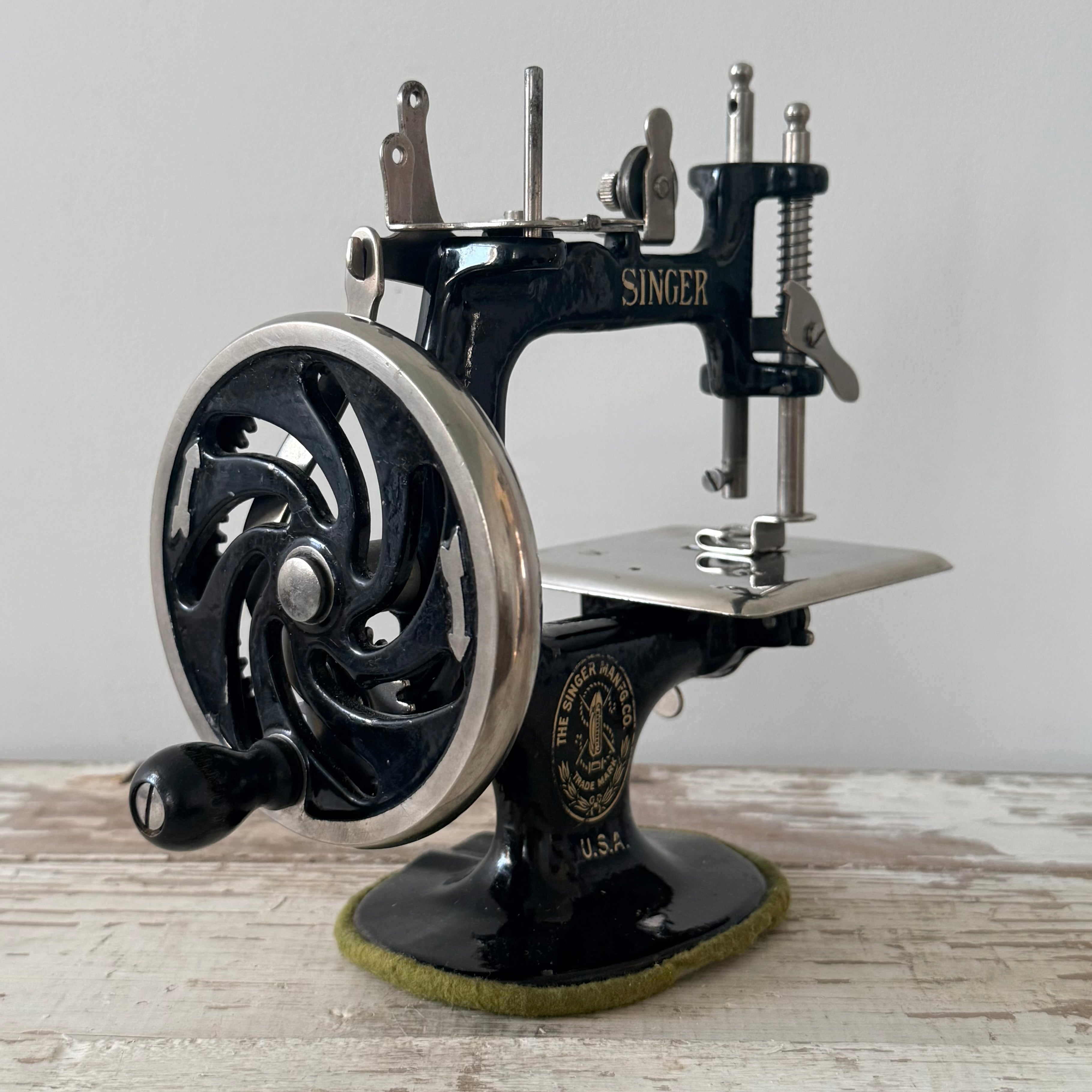 Antique Singer Model 20 Child’s Sewing Machine with Original Clamp c.1930