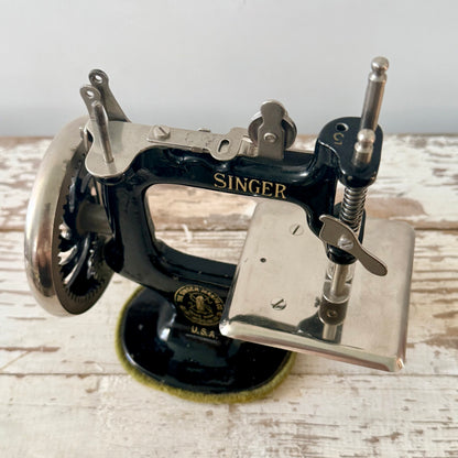Antique Singer Model 20 Child’s Sewing Machine with Original Clamp c.1930