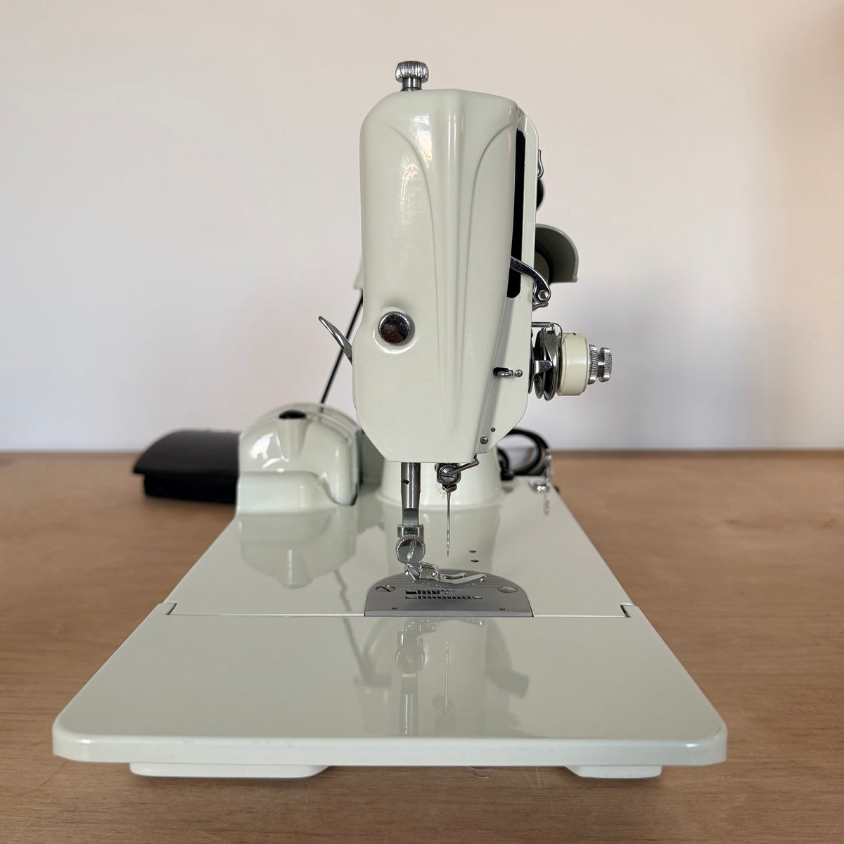 Singer Featherweight 221K Sewing Machine with Case &amp; Accessories