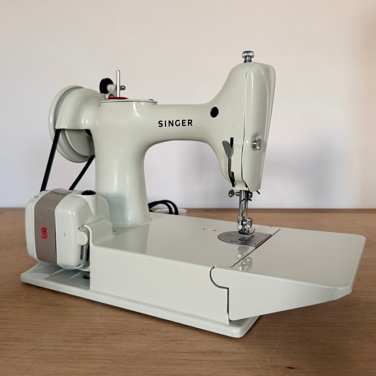 Singer Featherweight 221K Sewing Machine with Case &amp; Accessories