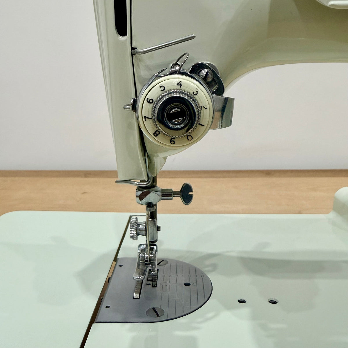 Vintage White Singer Featherweight 221K Sewing Machine – 1964