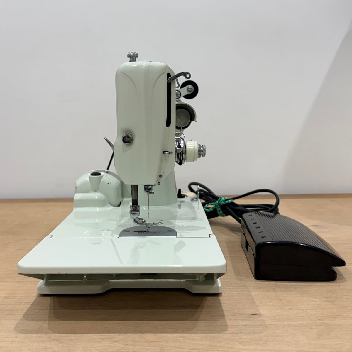 Vintage White Singer Featherweight 221K Sewing Machine – 1964