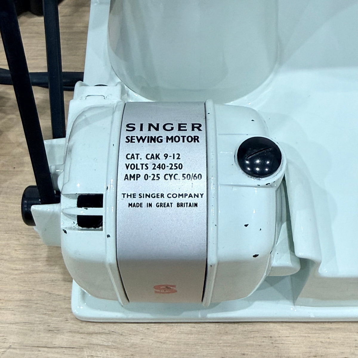 Vintage White Singer Featherweight 221K Sewing Machine – 1964