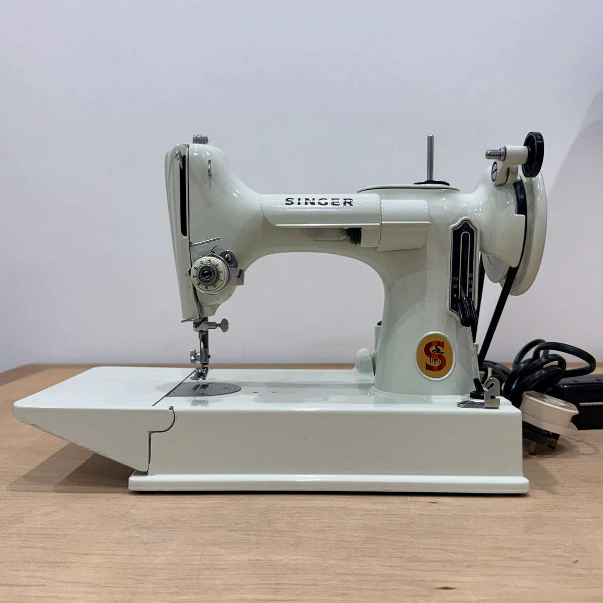 Vintage White Singer Featherweight 221K Sewing Machine – 1964