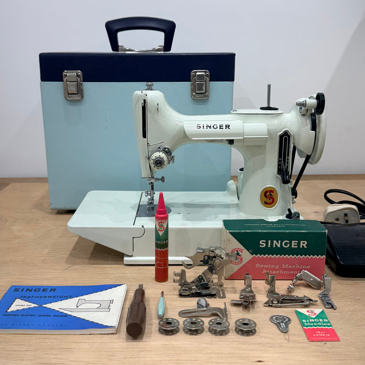 Vintage White Singer Featherweight 221K Sewing Machine – 1964